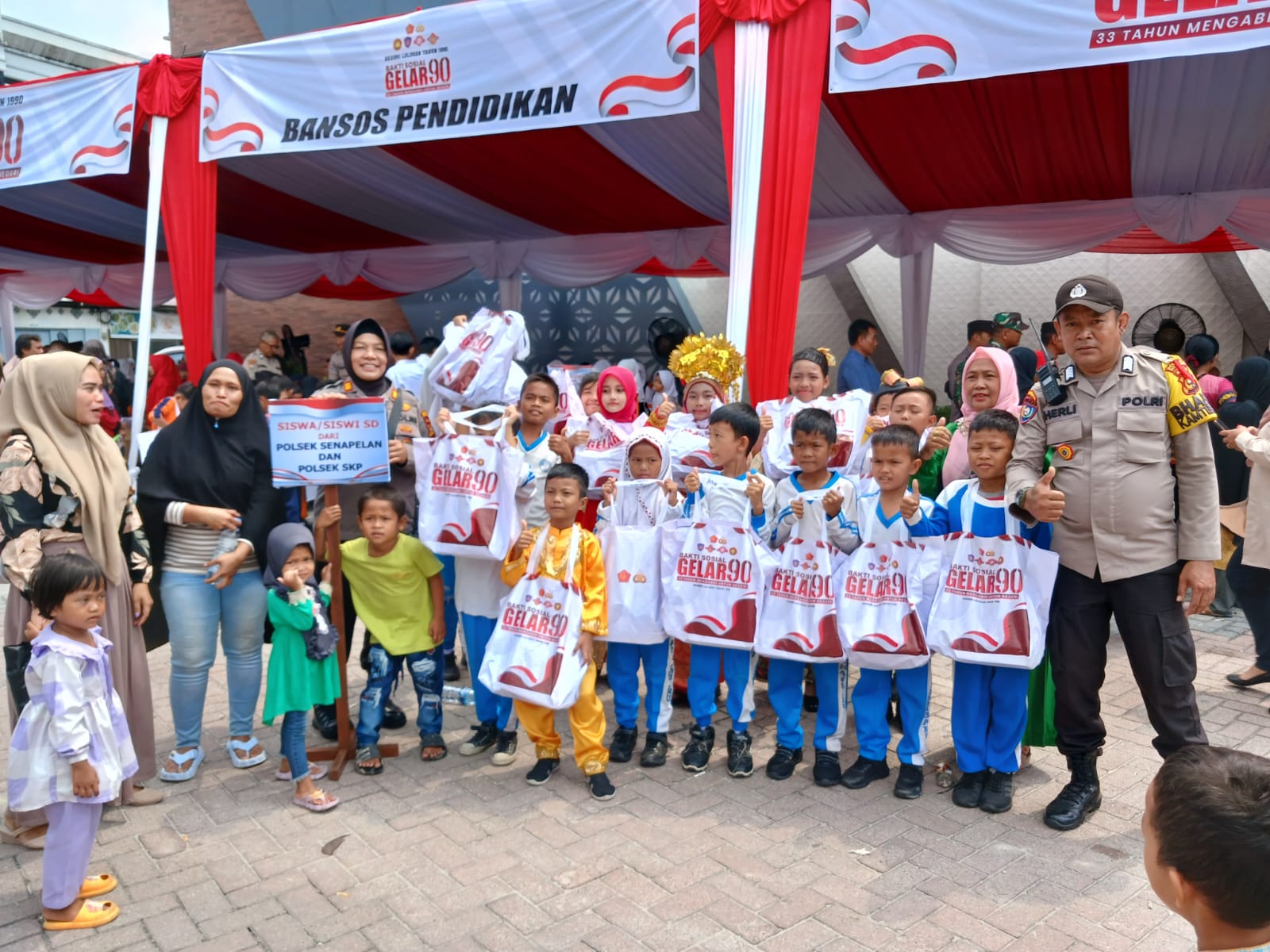 Polsek Senapelan Fasilitasi Warga Ikuti Baksos Akabri 90 Polda Riau